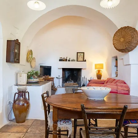 Trullo Dipinto With Garden