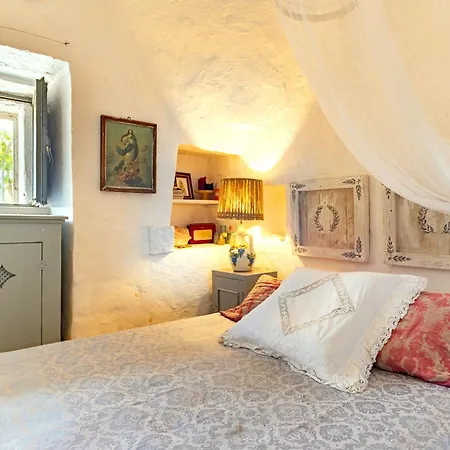 Trullo Dipinto With Garden